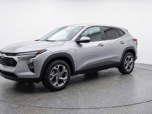 Used 2025 Chevrolet Trax LT FWD image 2