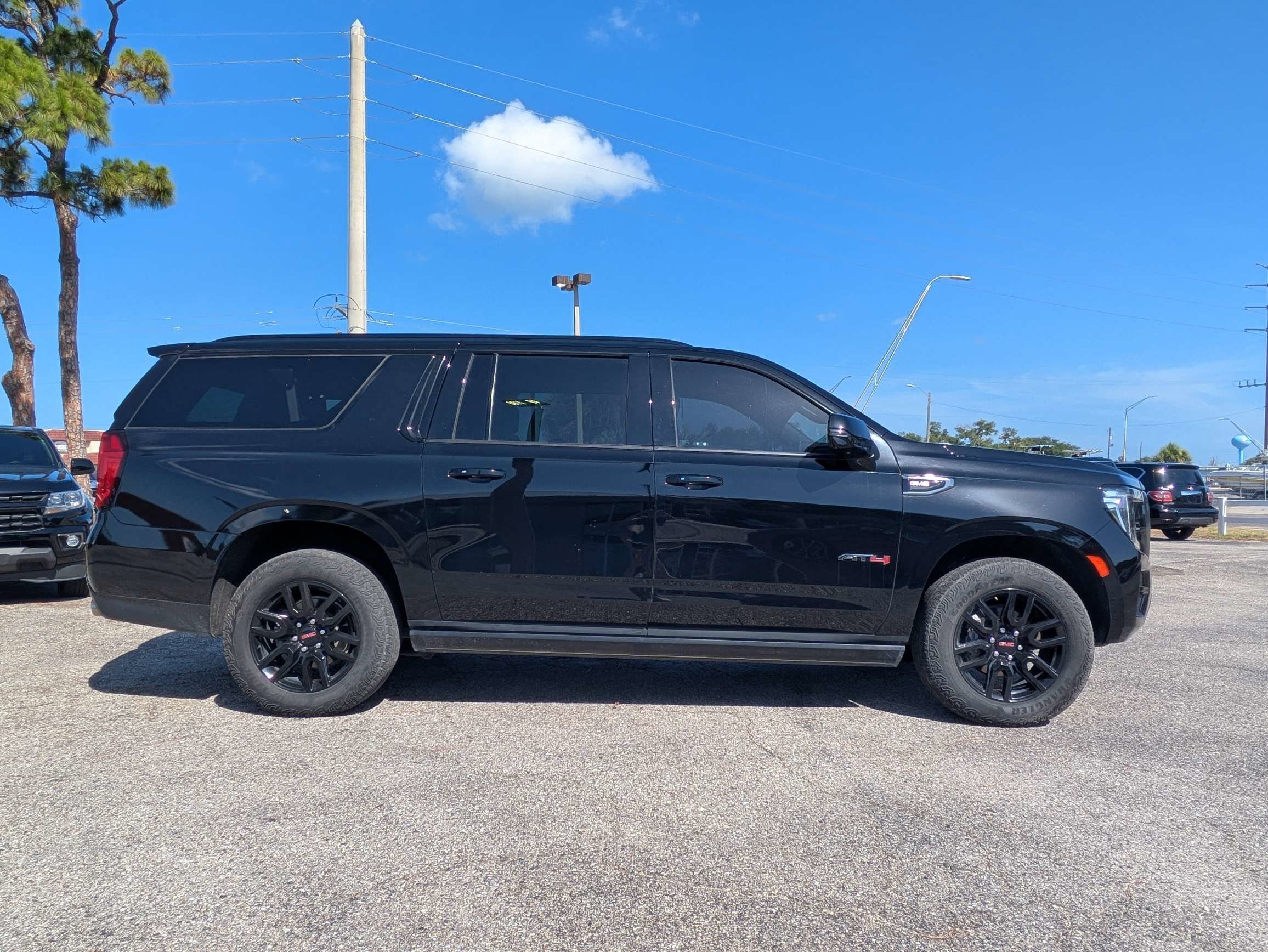 Used 2023 GMC Yukon XL AT4 w/ AT4 Premium Package AWD/4WD image 3