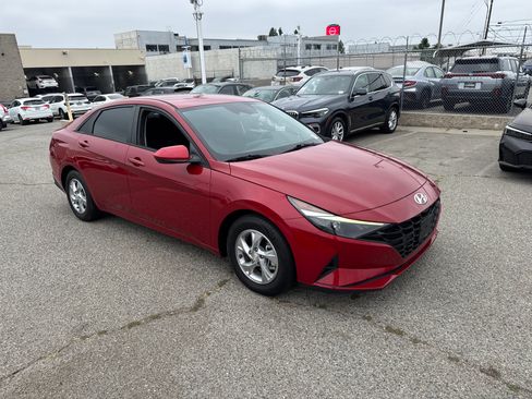 Used 2021 Hyundai Elantra SE w/ Cargo Package FWD image 2