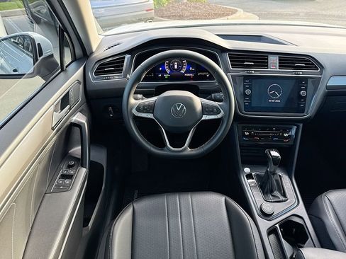 Used 2023 Volkswagen Tiguan SE image 11