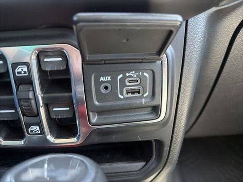 Used 2022 Jeep Wrangler Unlimited Sahara AWD/4WD image 16