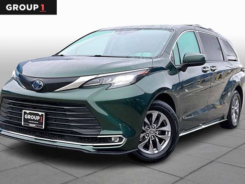 Used 2023 Toyota Sienna XLE image 1