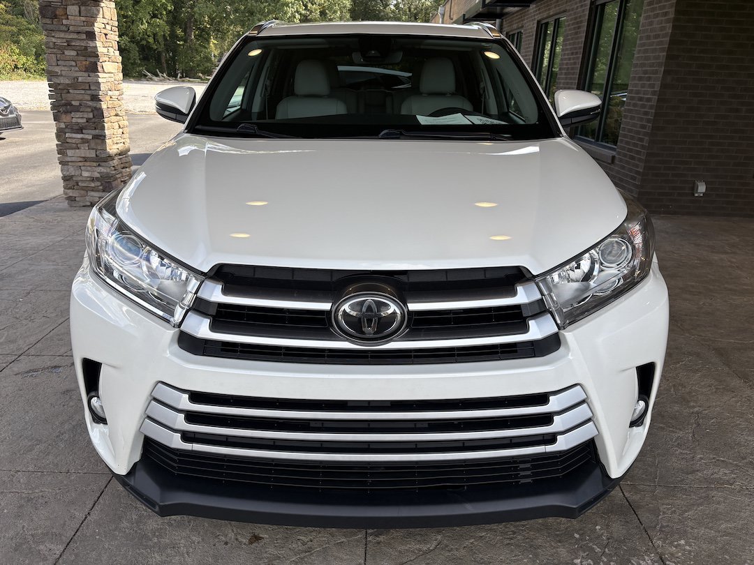Used 2017 Toyota Highlander XLE AWD/4WD image 3