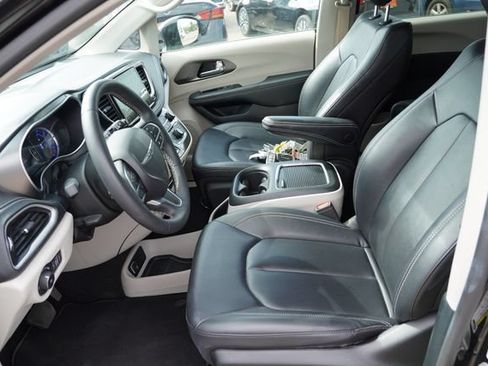 Used 2024 Chrysler Pacifica Limited FWD image 4