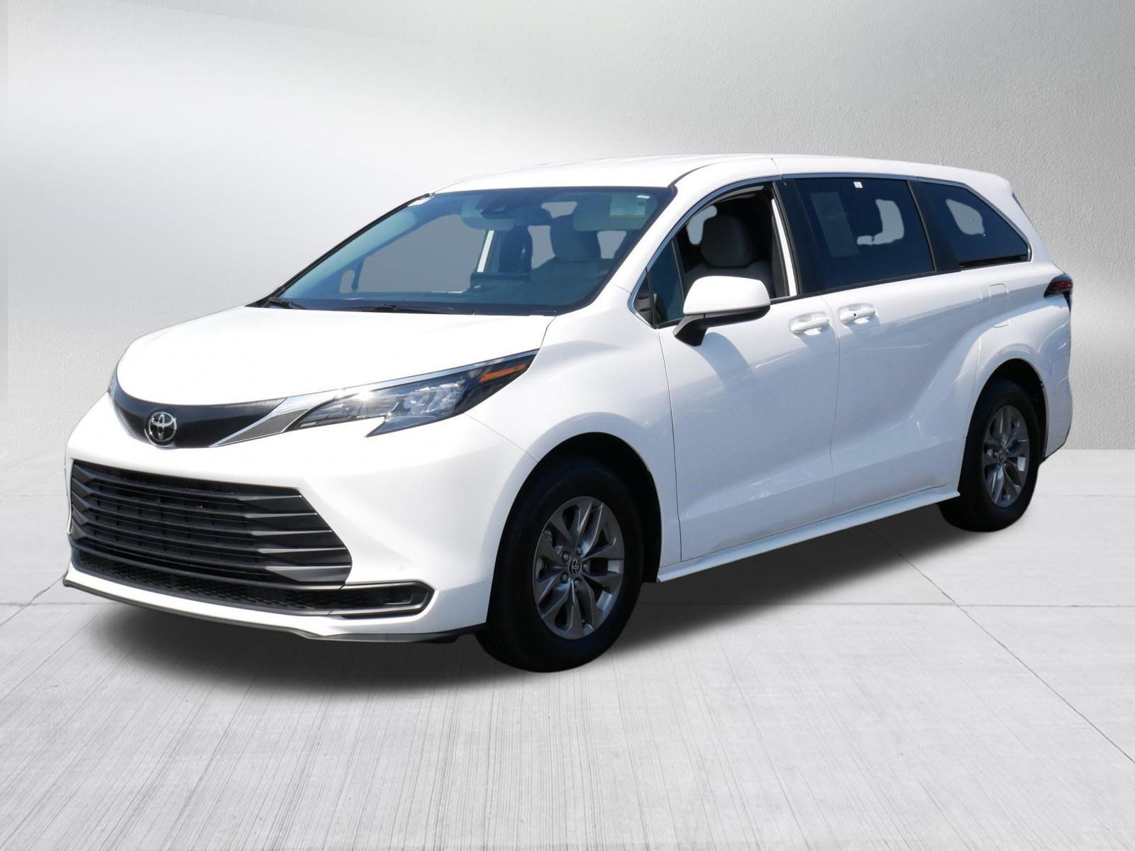 Certified 2026 Toyota Sienna LE FWD image 3