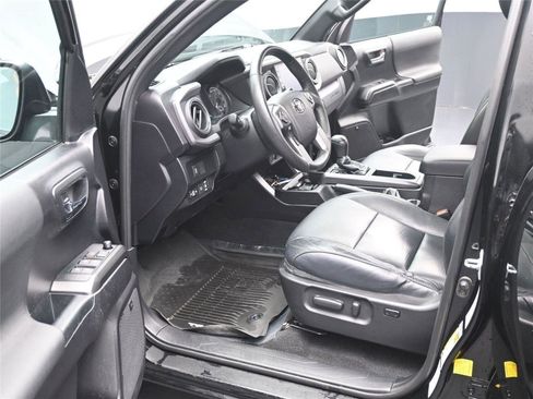 Used 2021 Toyota Tacoma TRD Sport w/ TRD Premium Sport Package image 5