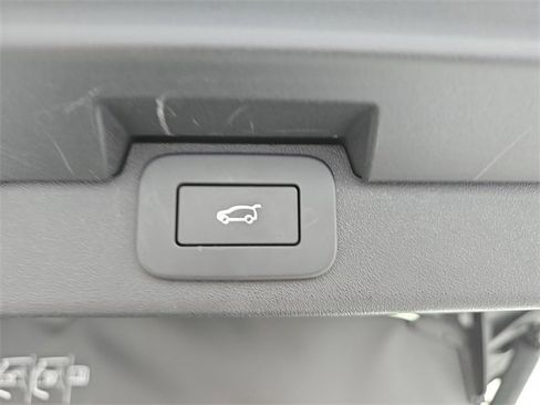 Used 2025 Land Rover Discovery Dynamic SE image 13