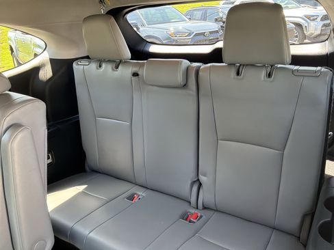 Used 2022 Toyota Highlander XLE AWD/4WD image 32