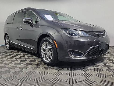 Used 2019 Chrysler Pacifica Limited FWD image 1