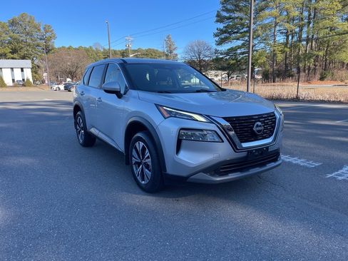Used 2023 Nissan Rogue SV image 4
