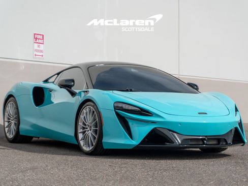 Used 2025 McLaren Artura image 9