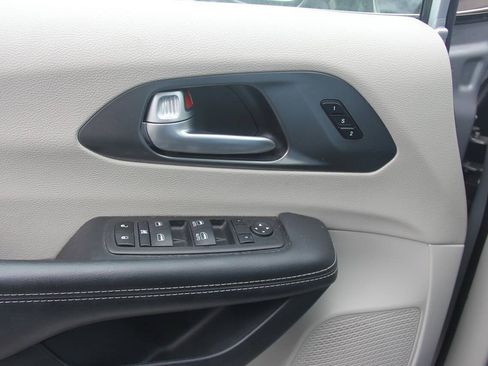 Used 2024 Chrysler Pacifica Touring-L FWD image 34