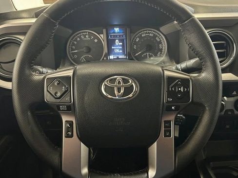 Used 2018 Toyota Tacoma SR5 AWD/4WD image 36
