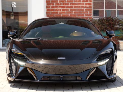 Used 2023 McLaren Artura RWD image 2