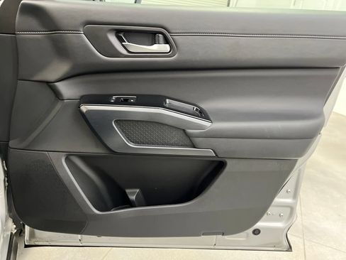 Used 2025 Nissan Pathfinder SL FWD image 30