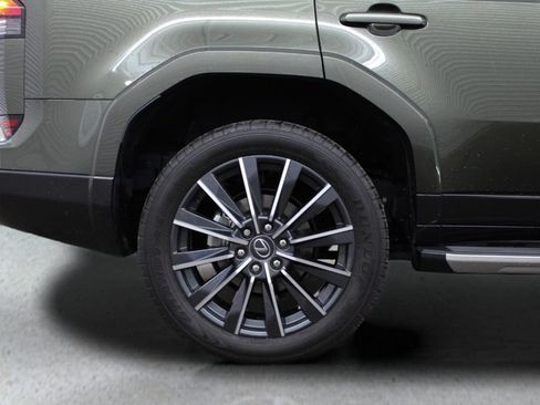 Used 2024 Lexus GX 550 w/ Accessory Package (31) AWD/4WD image 12