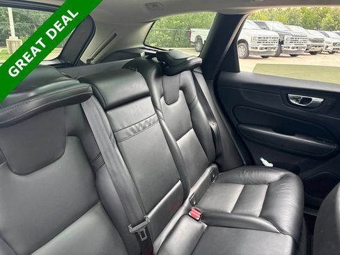Used 2019 Volvo XC60 T5 Momentum w/ Premium Package FWD image 9