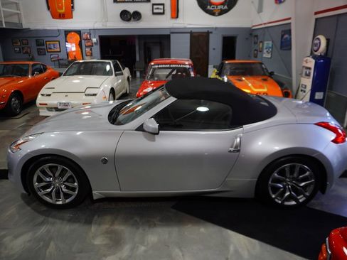 Used 2010 Nissan 370Z Touring image 4