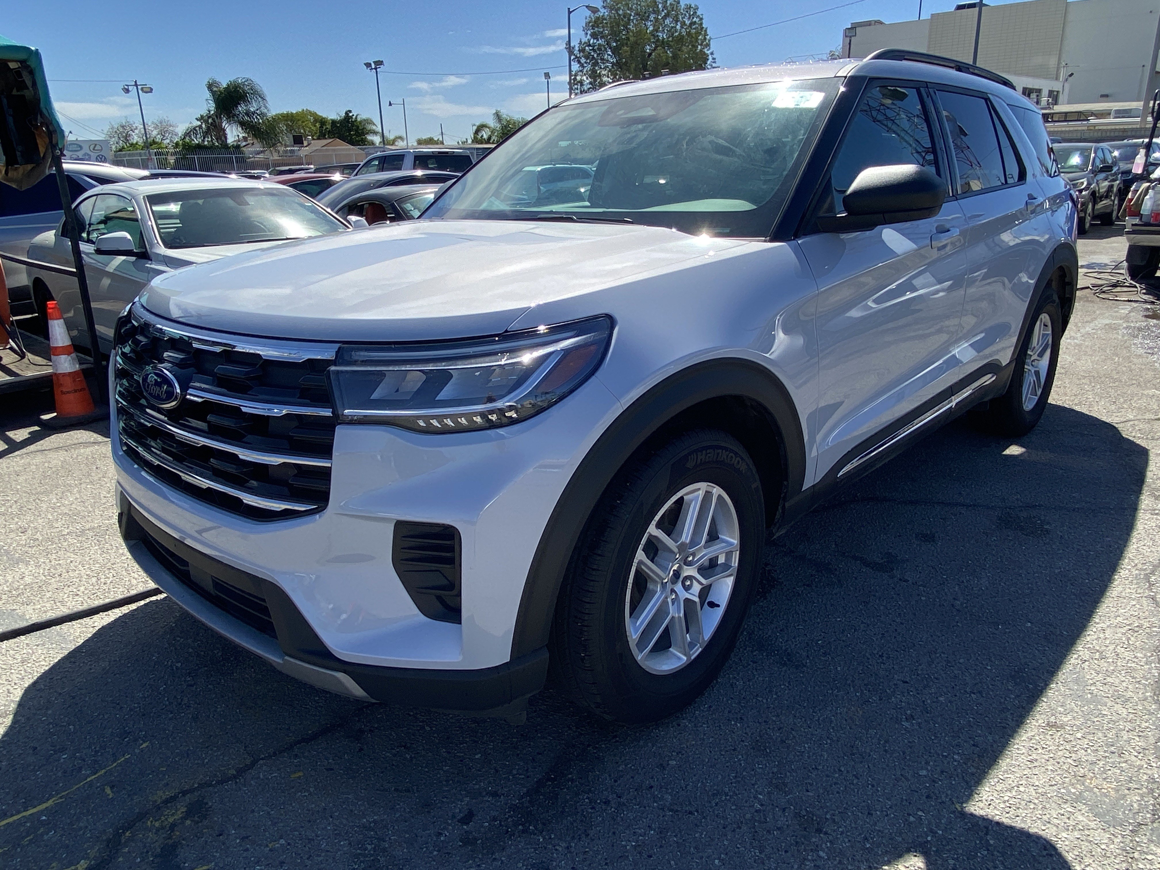 Used 2025 Ford Explorer Active RWD image 2