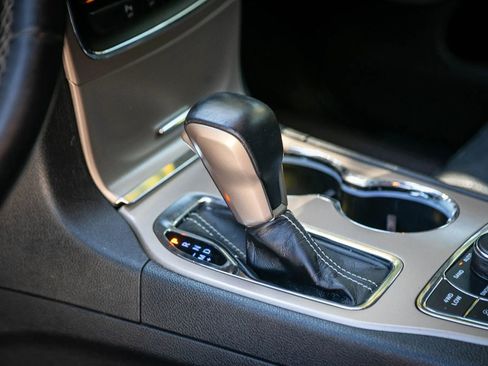 Used 2017 Jeep Grand Cherokee Overland image 30