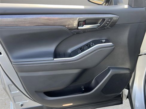 Certified 2025 Toyota Highlander Limited image 25