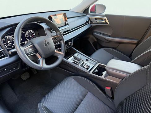 Used 2023 Mitsubishi Outlander ES image 13