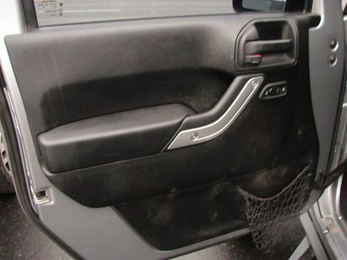 Used 2015 Jeep Wrangler Unlimited Sahara w/ Connectivity Group image 5