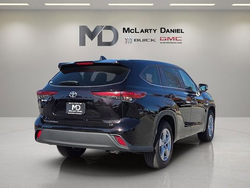 Used 2022 Toyota Highlander LE image 5