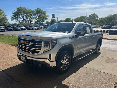 Used 2022 GMC Sierra 1500 SLT w/ SLT Convenience Package AWD/4WD image 1