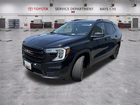 Used 2024 GMC Terrain SLE w/ Elevation Edition FWD image 3