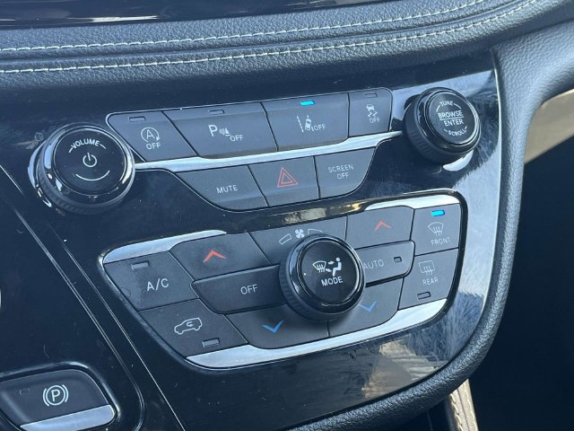 Used 2025 Chrysler Pacifica Limited FWD image 33