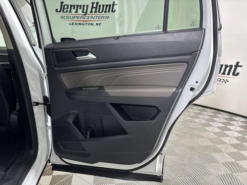 Used 2022 Volkswagen Atlas SE w/ Panoramic Sunroof Package FWD image 25