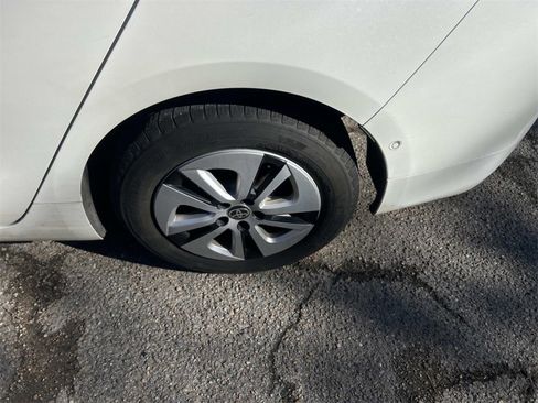 Used 2017 Toyota Prius Four image 13