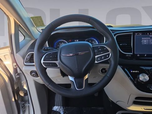Used 2024 Chrysler Pacifica Touring-L FWD image 13
