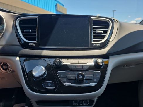 Used 2023 Chrysler Pacifica Touring-L FWD image 25