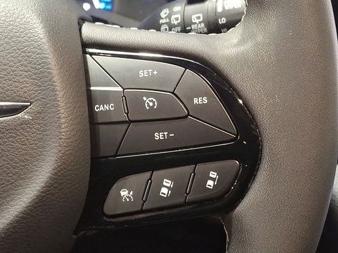 Used 2024 Chrysler Pacifica Select image 20