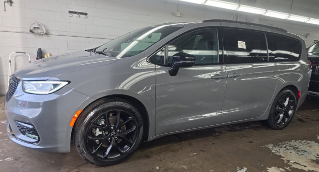 Used 2025 Chrysler Pacifica Limited w/ Trailer Tow Group FWD image 2