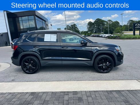 Used 2022 Volkswagen Taos SE w/ Driver Assistance Package FWD image 5