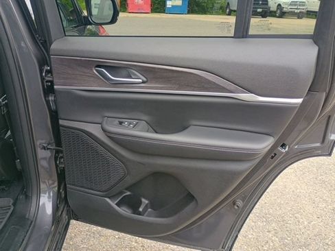 Used 2023 Jeep Grand Cherokee Limited AWD/4WD image 16
