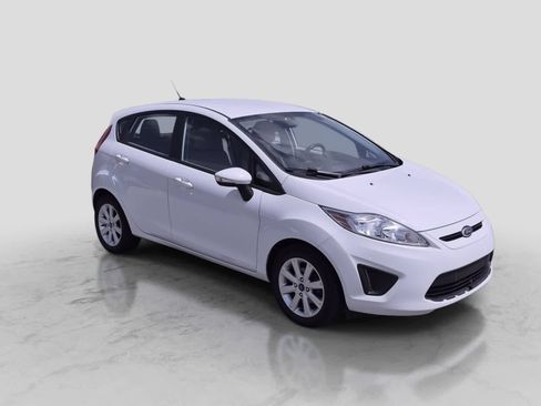 Used 2013 Ford Fiesta SE FWD image 2
