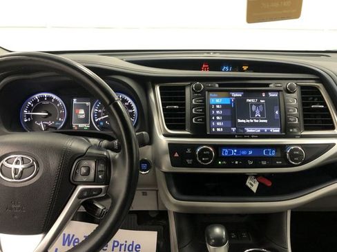 Used 2019 Toyota Highlander XLE AWD/4WD image 19