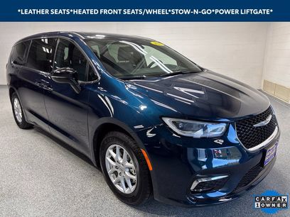 Used 2025 Chrysler Pacifica Select