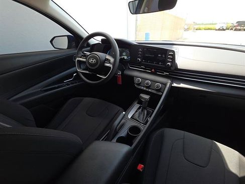 Used 2025 Hyundai Elantra SE FWD image 13