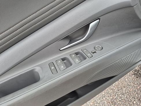 Used 2025 Hyundai Elantra SEL FWD image 13