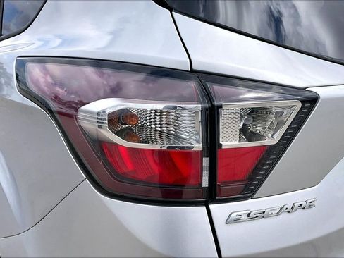 Used 2018 Ford Escape SE w/ SE Sport Appearance Package image 20