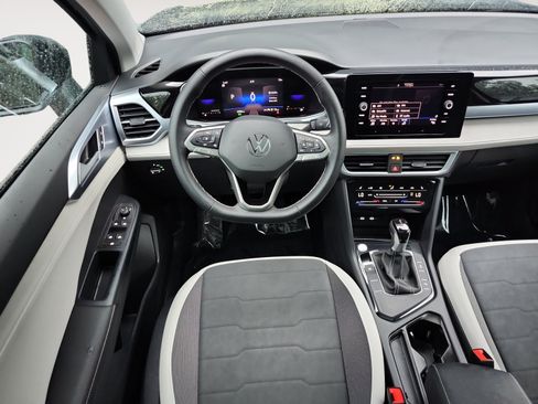 Used 2025 Volkswagen Taos SE w/ Panoramic Sunroof Package FWD image 10