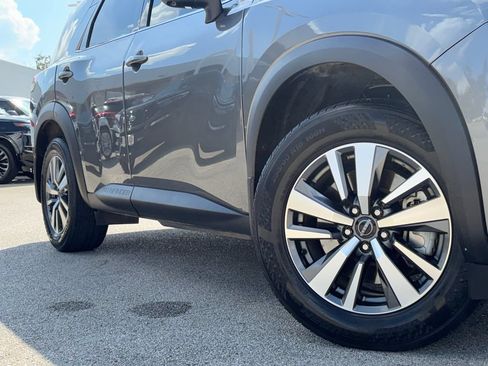 Used 2024 Nissan Pathfinder SL FWD image 2