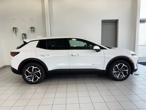 New 2026 Chevrolet Equinox EV LT image 33