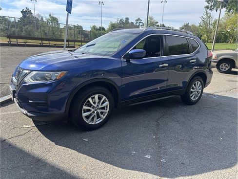 Used 2020 Nissan Rogue SV image 3