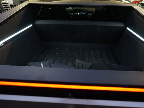 Used 2024 Tesla Cybertruck AWD Crew Cab image 21
